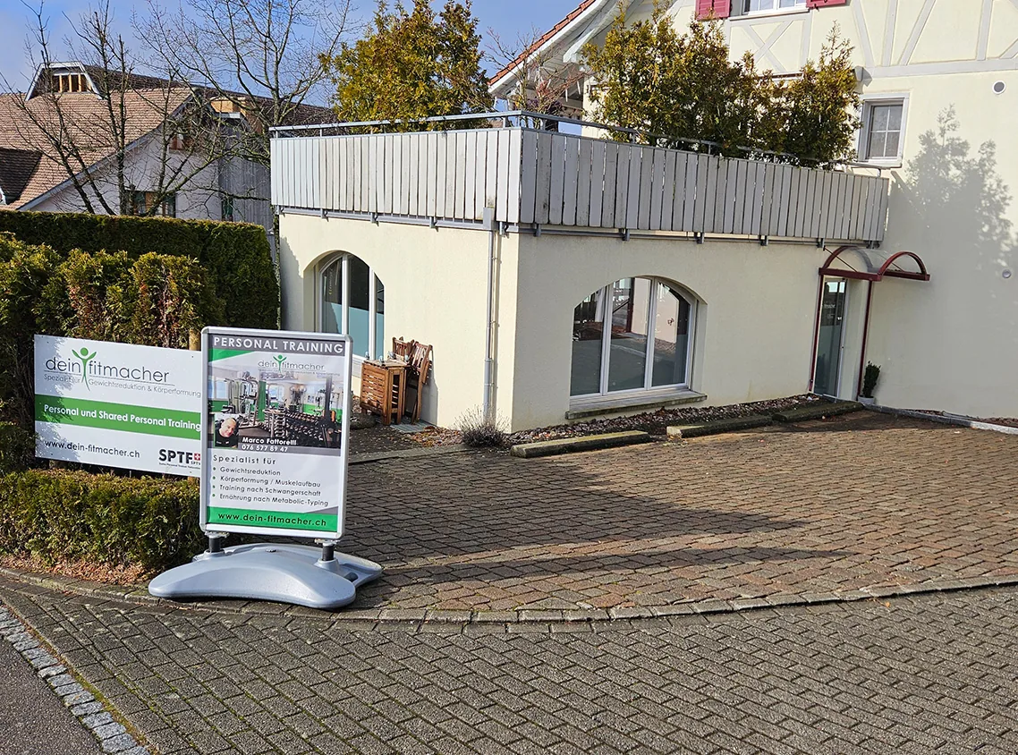 Aussenansicht des Studios dein-fitmacher in Widen mit Beschilderung vor dem Eingang