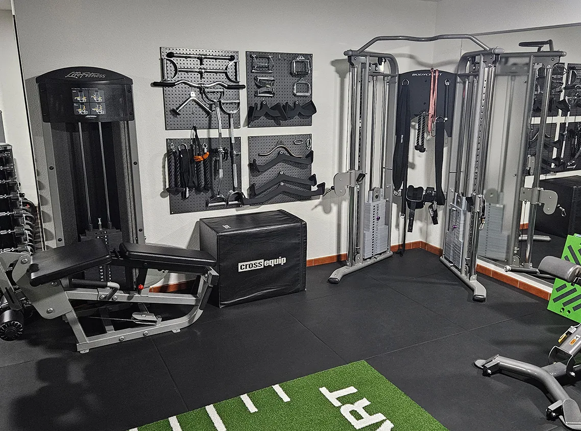 Leerer Studiobereich mit Kabelzug und funktioneller Trainingsausstattung