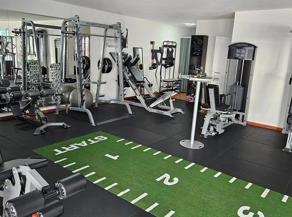 Leeres Studio mit Kabelzugstationen und funktioneller Trainingsfläche