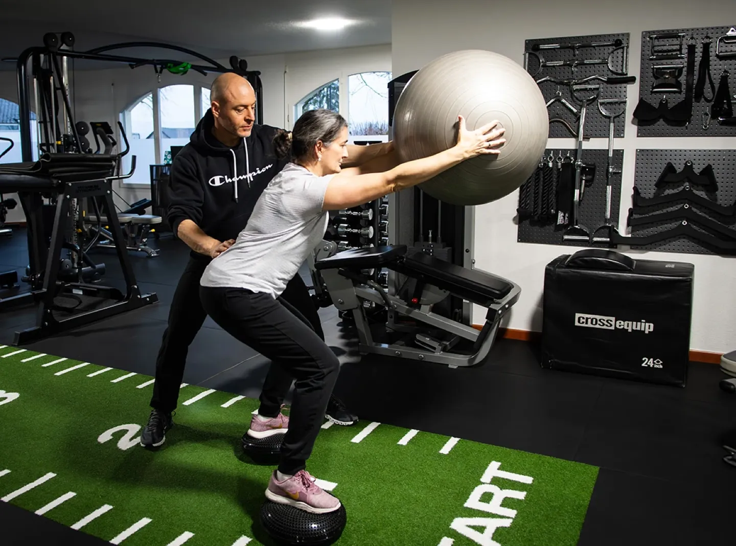 Marco Fattorelli betreut ein Stabilitätstraining im Studio dein-fitmacher in Widen